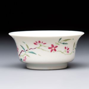 A Chinese famille rose cup with floral design, Yongzheng mark, 19/20th C. — foto 2