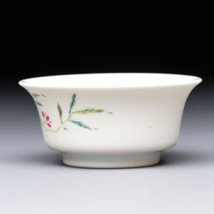 A Chinese famille rose cup with floral design, Yongzheng mark, 19/20th C. — foto 3