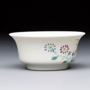 A Chinese famille rose cup with floral design, Yongzheng mark, 19/20th C. — foto 4