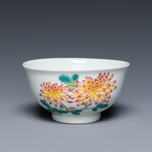 A Chinese famille rose cup with floral design, Yongzheng mark, 20th C. — 照片 1
