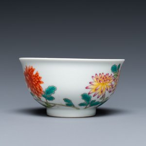 A Chinese famille rose cup with floral design, Yongzheng mark, 20th C. — 照片 2