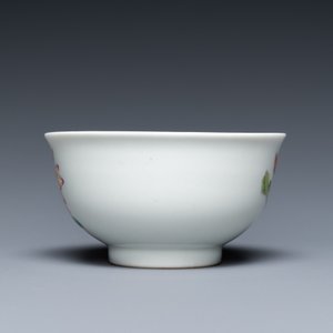 A Chinese famille rose cup with floral design, Yongzheng mark, 20th C. — 照片 4