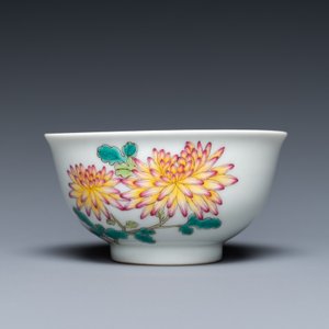 A Chinese famille rose cup with floral design, Yongzheng mark, 20th C. — 照片 5