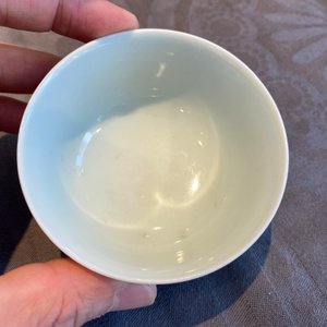 A Chinese famille rose cup with floral design, Yongzheng mark, 20th C. — 照片 9