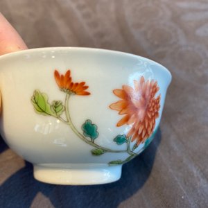 A Chinese famille rose cup with floral design, Yongzheng mark, 20th C. — 照片 10