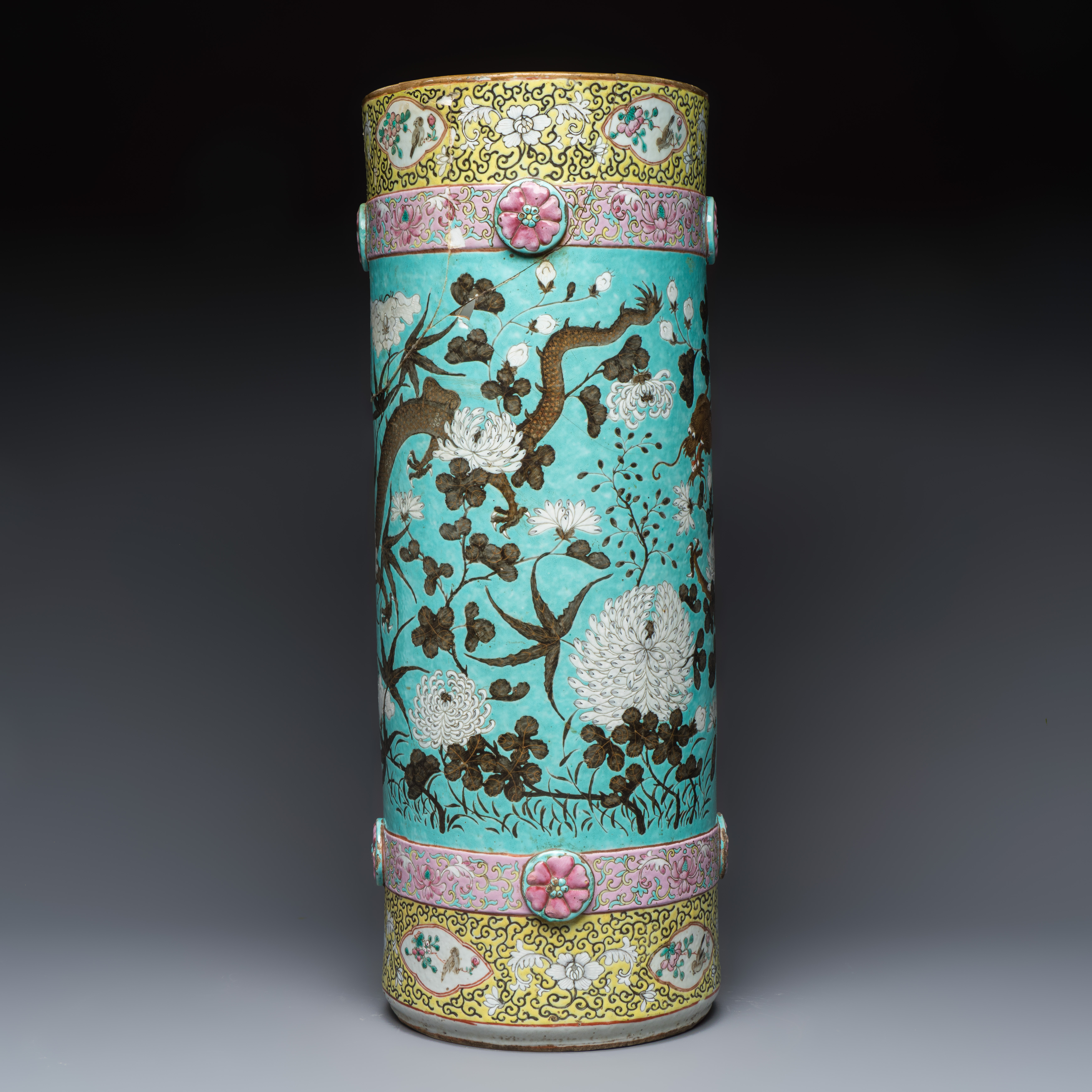A Chinese famille rose cylindrical turquoise-ground Dayazhai-style 'Dragons' vase — photo 3