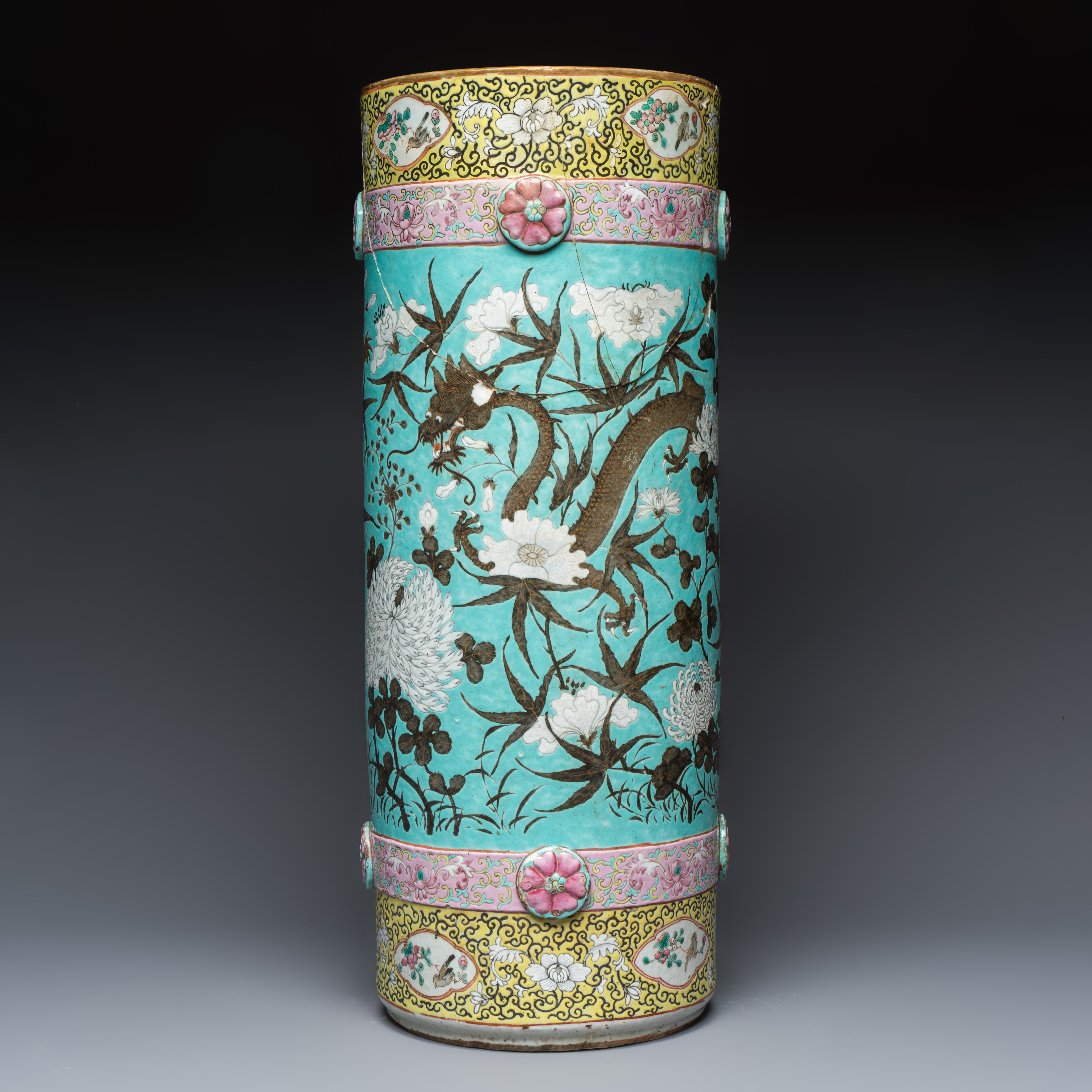 A Chinese famille rose cylindrical turquoise-ground Dayazhai-style 'Dragons' vase — photo 4