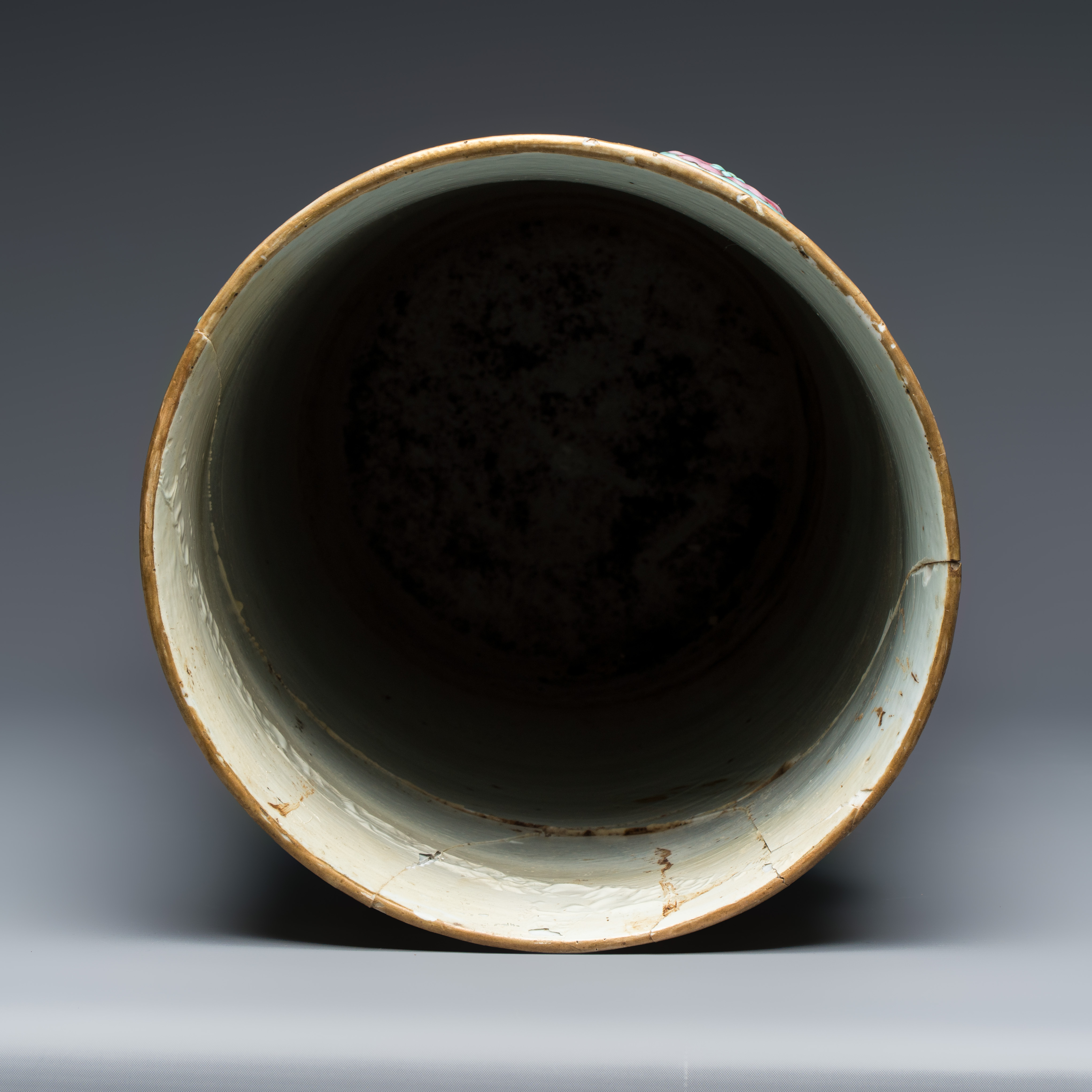 A Chinese famille rose cylindrical turquoise-ground Dayazhai-style 'Dragons' vase — photo 5