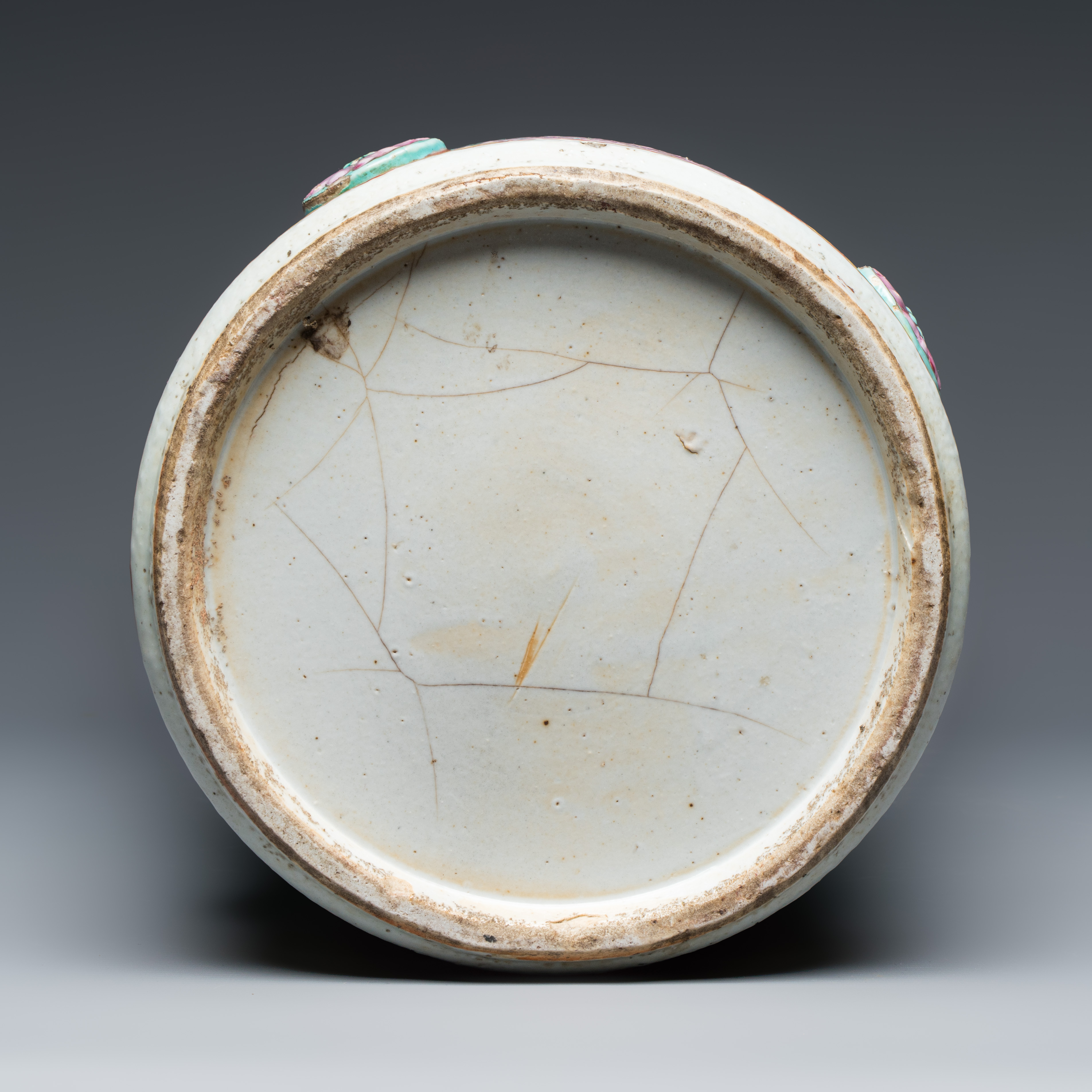 A Chinese famille rose cylindrical turquoise-ground Dayazhai-style 'Dragons' vase — photo 6