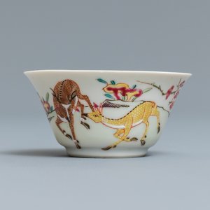 A Chinese famille rose 'deer' cup and saucer, Yongzheng — 照片 4