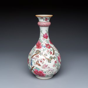A Chinese famille rose 'Deer Scroll and Flowers' vase — 照片 1