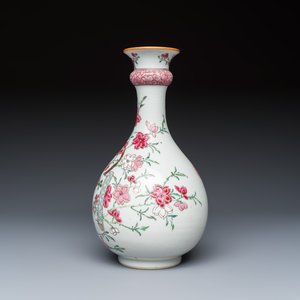 A Chinese famille rose 'Deer Scroll and Flowers' vase — 照片 3