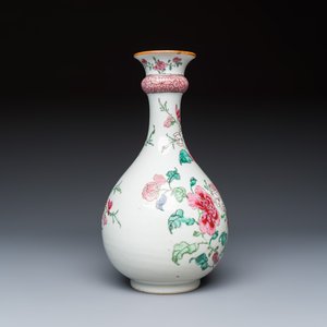 A Chinese famille rose 'Deer Scroll and Flowers' vase — 照片 4