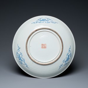A Chinese famille rose dish, a blue and white bowl and a sang de boeuf vase, 19/20th C. — photo 3