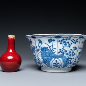 A Chinese famille rose dish, a blue and white bowl and a sang de boeuf vase, 19/20th C. — photo 5