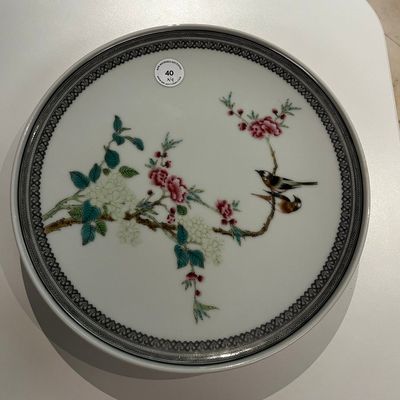 A Chinese famille rose dish, a brush pot and a pair of blue and white jars and covers, 19/20th C. — photo 1