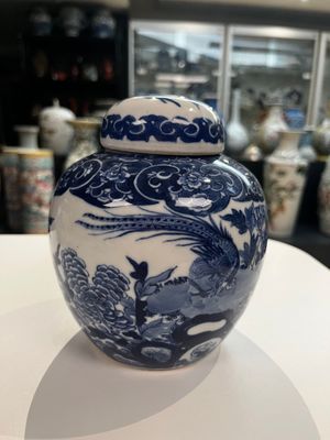 A Chinese famille rose dish, a brush pot and a pair of blue and white jars and covers, 19/20th C. — photo 11