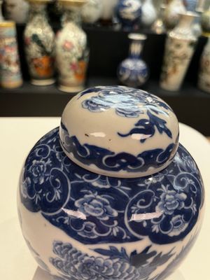 A Chinese famille rose dish, a brush pot and a pair of blue and white jars and covers, 19/20th C. — photo 8