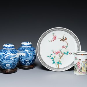 A Chinese famille rose dish, a brush pot and a pair of blue and white jars and covers, 19/20th C. — photo 1