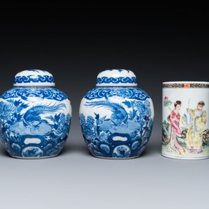 A Chinese famille rose dish, a brush pot and a pair of blue and white jars and covers, 19/20th C. — photo 10