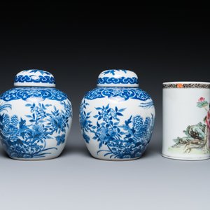 A Chinese famille rose dish, a brush pot and a pair of blue and white jars and covers, 19/20th C. — photo 11