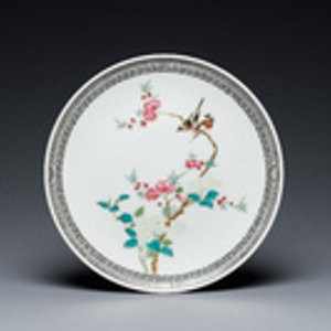 A Chinese famille rose dish, a brush pot and a pair of blue and white jars and covers, 19/20th C. — photo 2