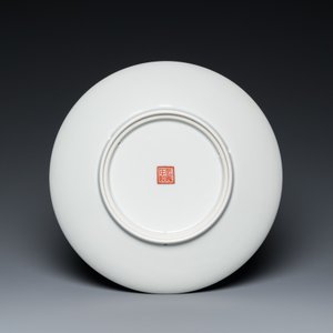 A Chinese famille rose dish, a brush pot and a pair of blue and white jars and covers, 19/20th C. — photo 3