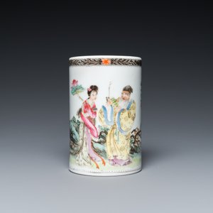 A Chinese famille rose dish, a brush pot and a pair of blue and white jars and covers, 19/20th C. — photo 4