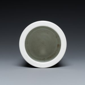 A Chinese famille rose dish, a brush pot and a pair of blue and white jars and covers, 19/20th C. — photo 8