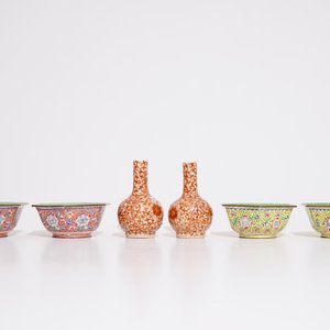 A Chinese famille rose dish, a pair of dragon vases and four Canton enamel bowls, 19/20th C. — photo 5