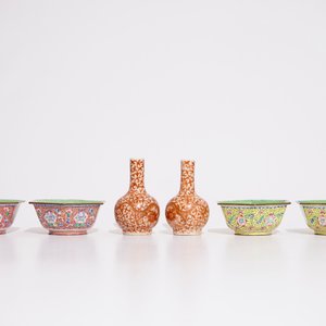 A Chinese famille rose dish, a pair of dragon vases and four Canton enamel bowls, 19/20th C. — photo 7