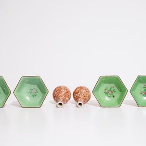 A Chinese famille rose dish, a pair of dragon vases and four Canton enamel bowls, 19/20th C. — photo 9