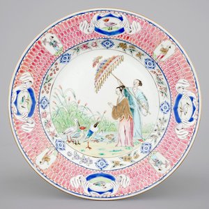 A Chinese famille rose dish after Cornelis Pronk: "Dames au parasol", ca. 1736-1738 — 照片 1