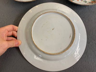 A Chinese famille rose dish and a pair of famille verte plates, Kangxi/Qianlong — 照片 5