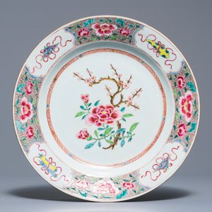 A Chinese famille rose dish and a pair of plates with floral design, Qianlong — 照片 2