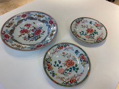 A Chinese famille rose dish and a pair of plates, Yongzheng — 照片 1