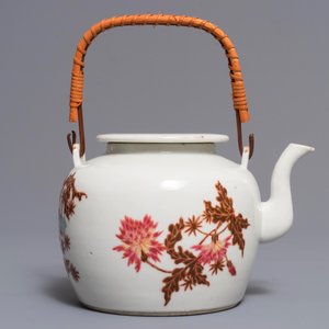 A Chinese famille rose dish and a teapot, 19/20th C. — photo 4