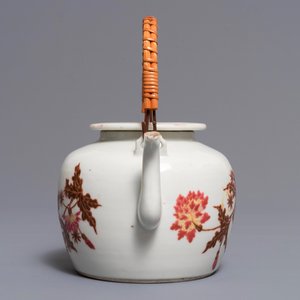 A Chinese famille rose dish and a teapot, 19/20th C. — photo 5
