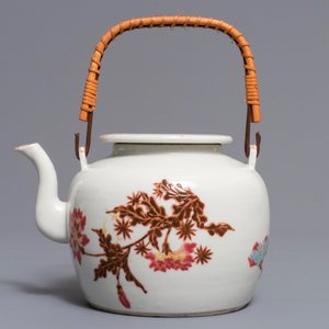 A Chinese famille rose dish and a teapot, 19/20th C. — photo 6