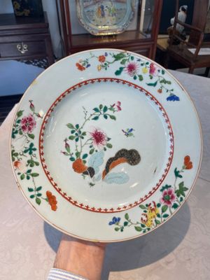 A Chinese famille rose dish and four plates with floral design, Qianlong — foto 1