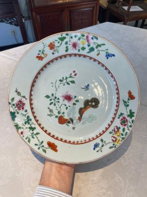 A Chinese famille rose dish and four plates with floral design, Qianlong — foto 10