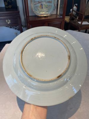 A Chinese famille rose dish and four plates with floral design, Qianlong — foto 12