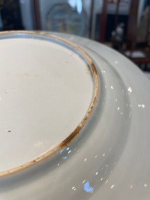 A Chinese famille rose dish and four plates with floral design, Qianlong — foto 13
