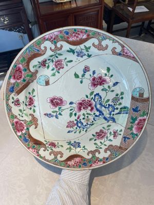A Chinese famille rose dish and four plates with floral design, Qianlong — foto 14