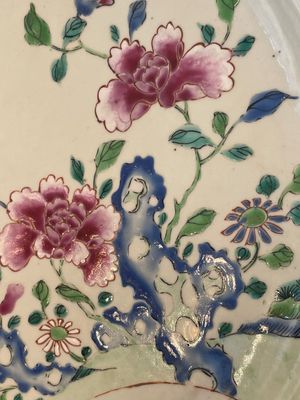 A Chinese famille rose dish and four plates with floral design, Qianlong — foto 15