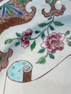 A Chinese famille rose dish and four plates with floral design, Qianlong — foto 16