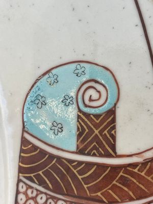 A Chinese famille rose dish and four plates with floral design, Qianlong — foto 17