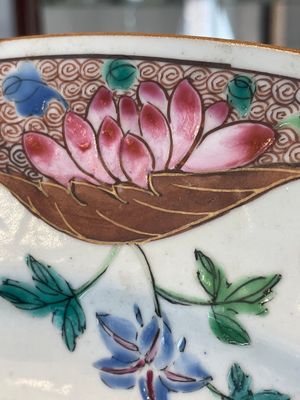 A Chinese famille rose dish and four plates with floral design, Qianlong — foto 18