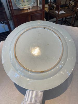A Chinese famille rose dish and four plates with floral design, Qianlong — foto 19