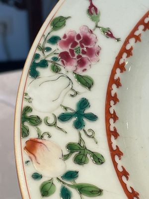A Chinese famille rose dish and four plates with floral design, Qianlong — foto 2